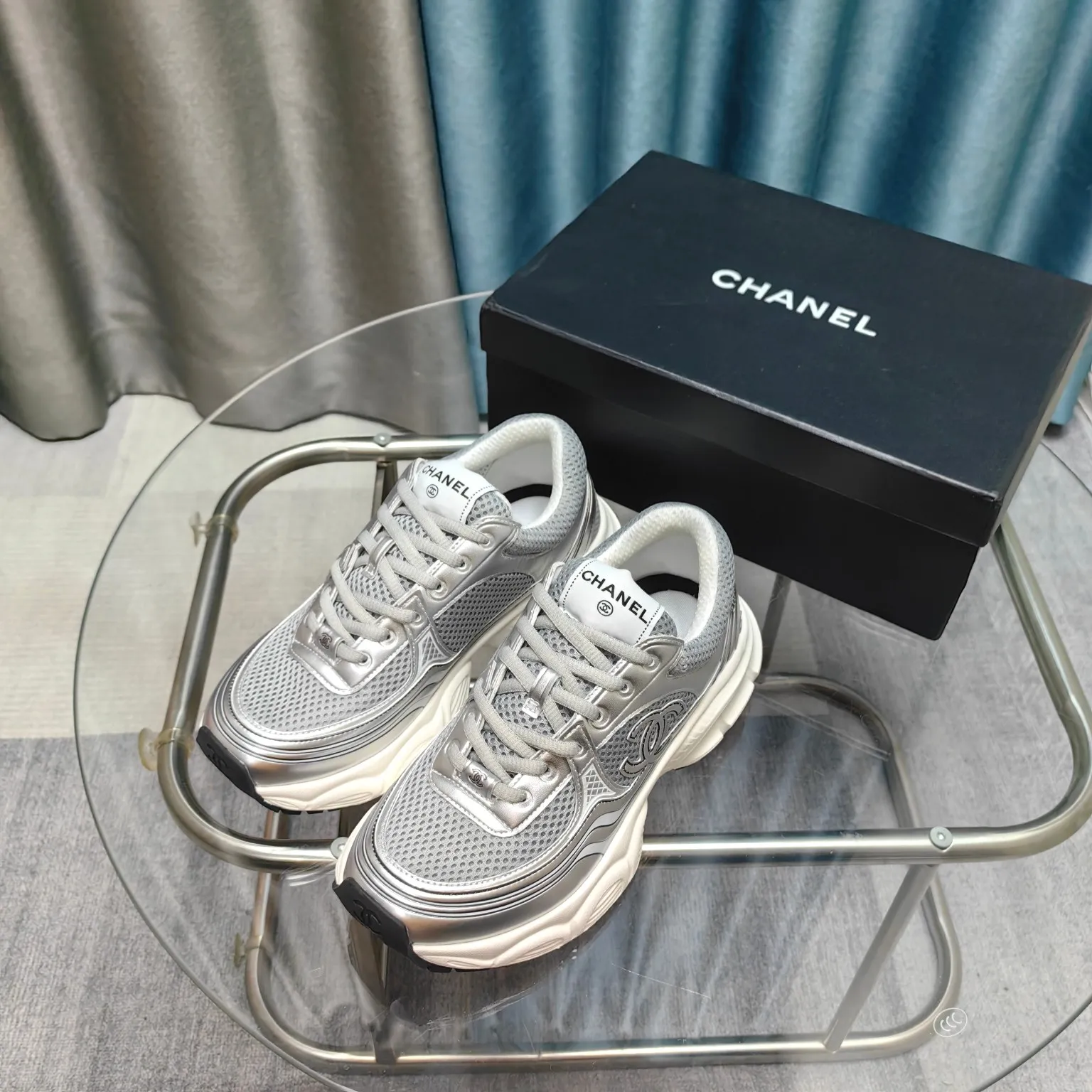 p680🐮🐮Chanel Chanel dad shoes, men and women couples - 2025 counter top casual sports shoes This classic design; the upper is electro-embroidered with a variety of techniques; the outsole is fashionable and sporty; it is unusual to incorporate a variety of color matching elements... The diversified mix and match is very beautiful and versatile, casual, fashionable, sports and outdoor can be taken into account... ꫛꫀꪝ Go➫ Material: ❶Upper is made of: Original imported first-layer silk cowhide + original waterproof cloth + original first-layer cowhide ❷Inner lining: original sheep lining + mesh ❸Outsole based on: original TPU combination outsole Special counter boutique packaging complete set for women 35–41